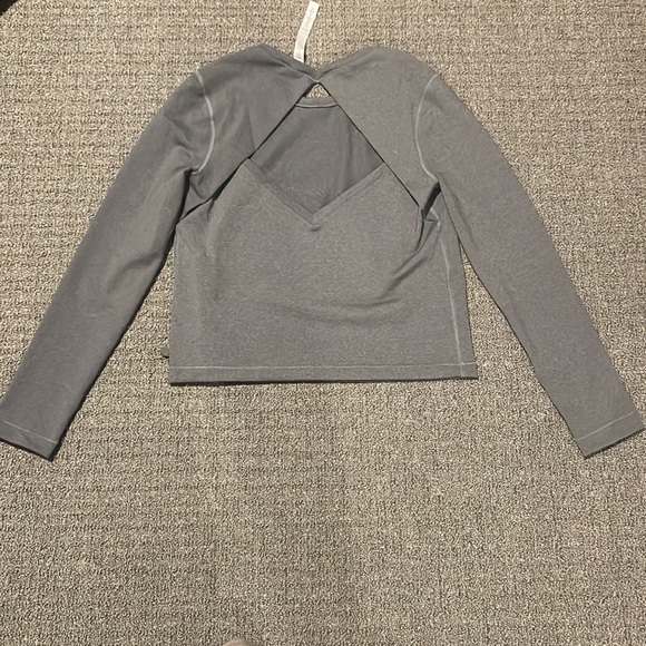 Lululemon Long Sleeve With Cutout Back - Picture 4 of 4